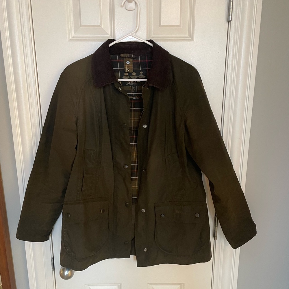 Barbour Classic Beadnell waxed cotton jacket in Olive color